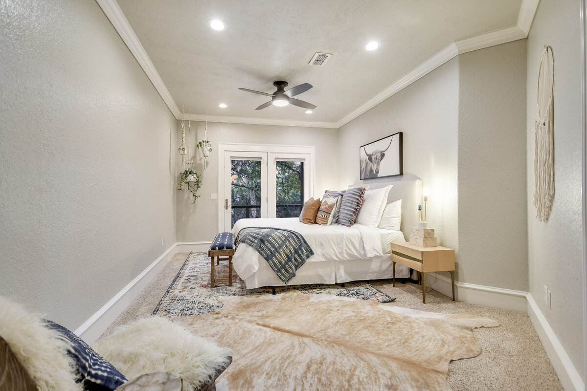 Bedroom with double bed, side lamps and ceiling fan