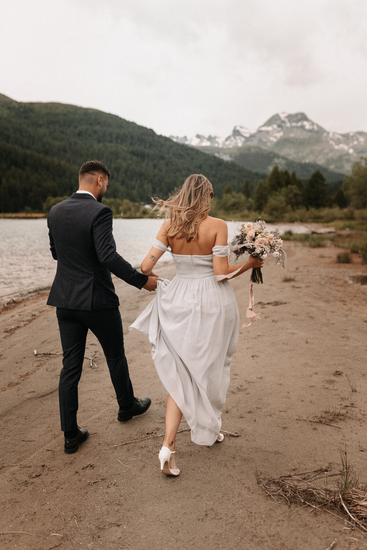 Brautpaar an einem See bei St. Moritz