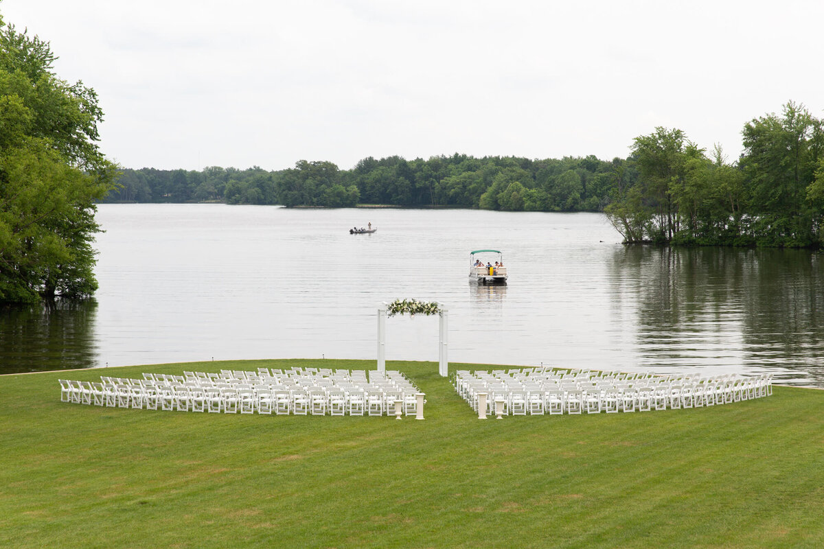chic-outdoor-wedding-lakeside-setting