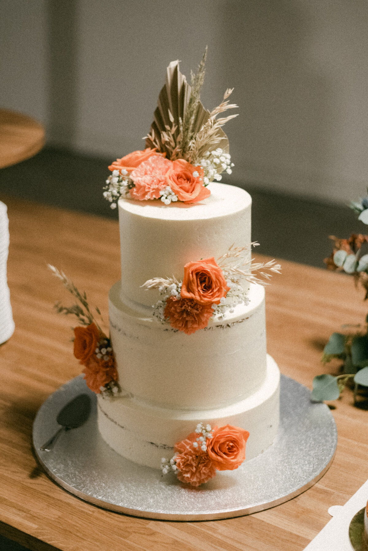 A documentary wedding  photo of the wedding cake in Oitbacka gård captured by wedding photographer Hannika Gabrielsson in Finland