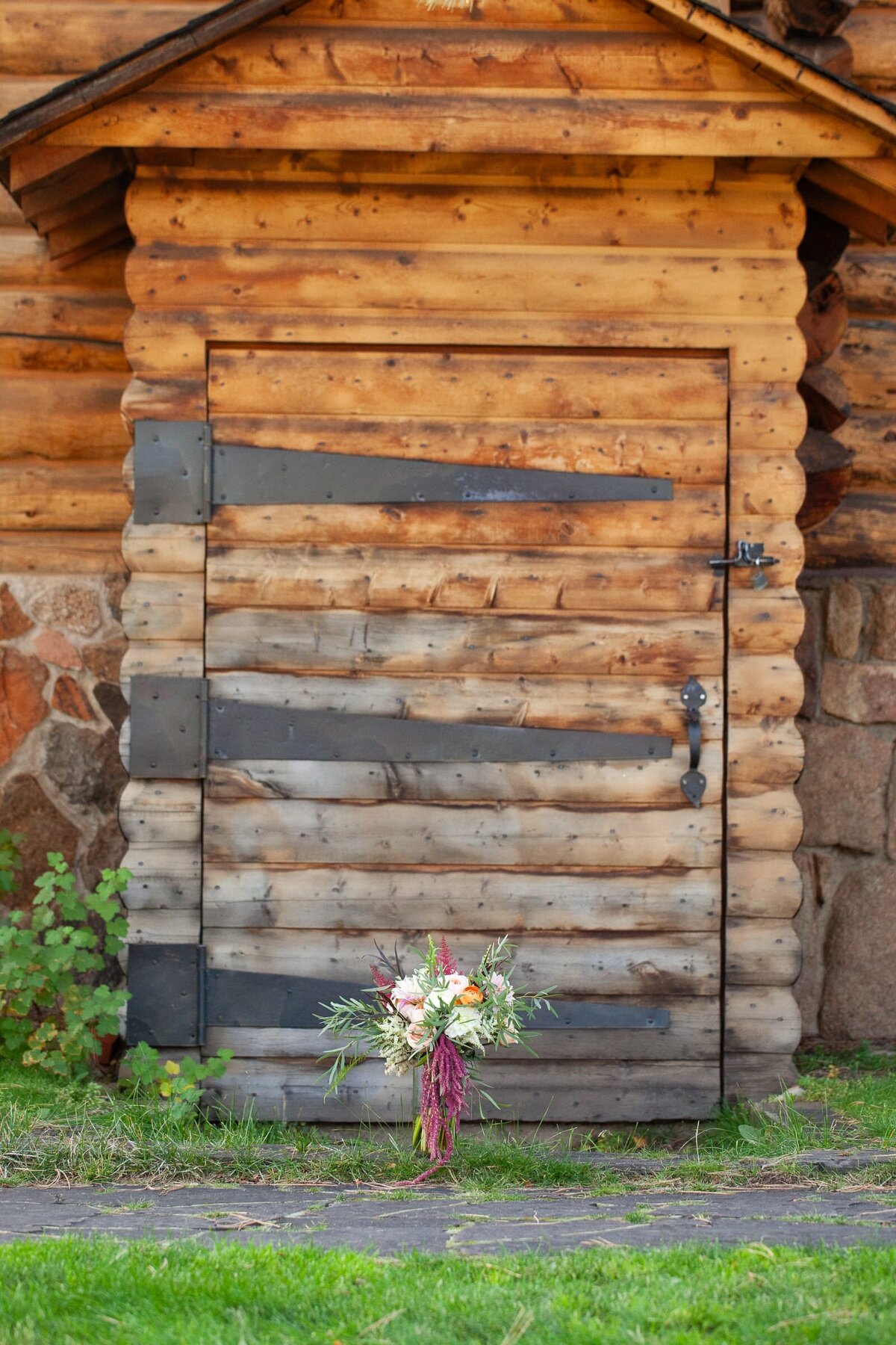 rustic-wood-shed-bouquet