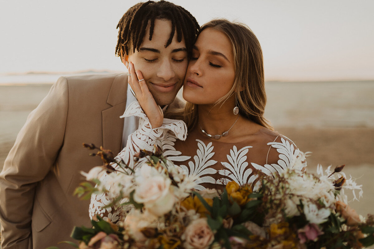 neutral bridal bouquet