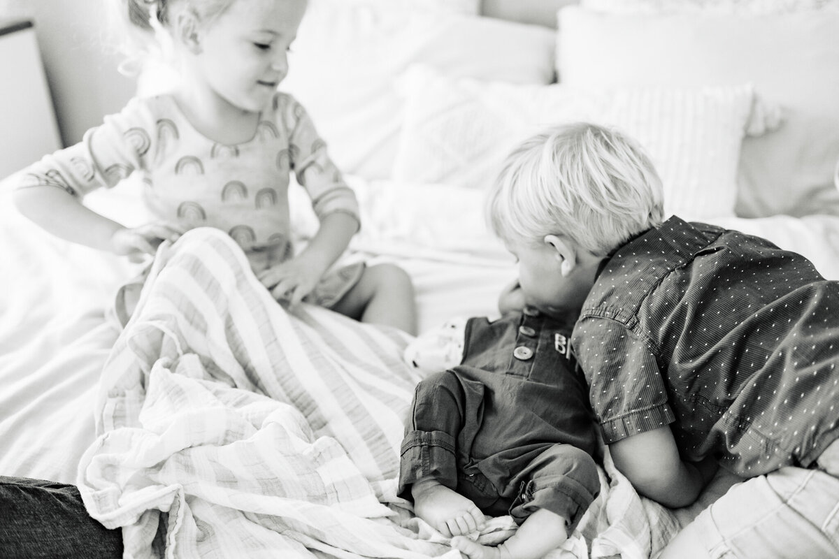 sibling with newborn photo inspiration