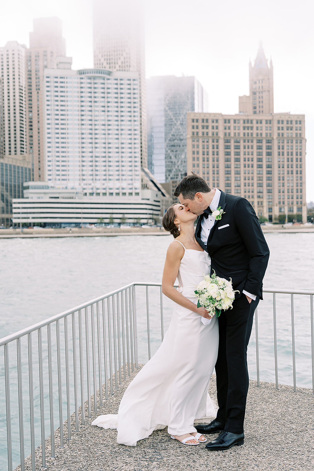newlyweds-milton-olive-park-chicago-best-skyline-chicago