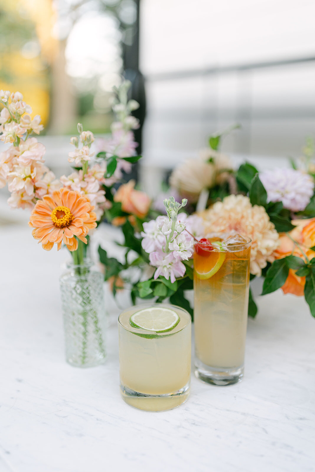 centerpieces flowers peach pastels with drinks
