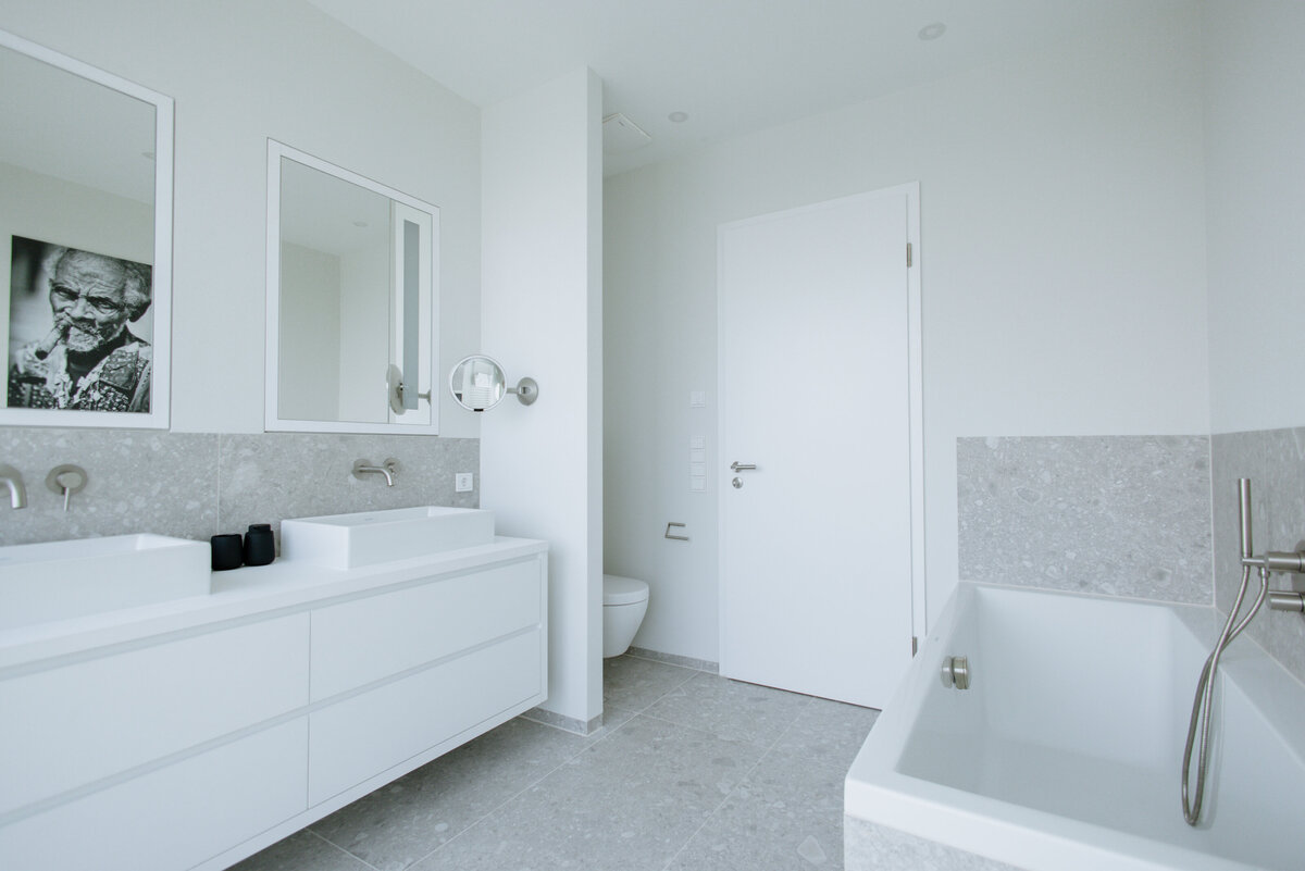 Ansicht-Badezimmer-mit-Waschbecken-und-Badewanne-im-Penthouse