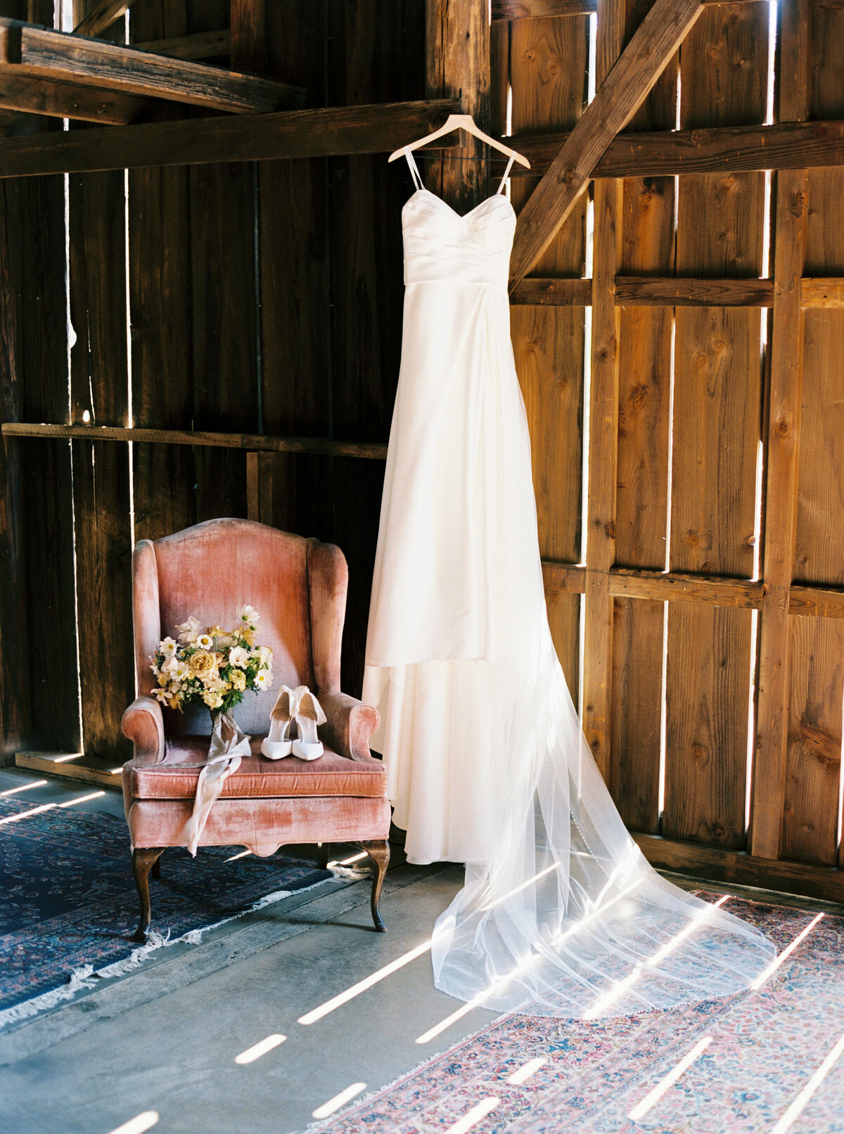 tin-roof-barn-wedding-best-washington-photographers-the-tenneys-01