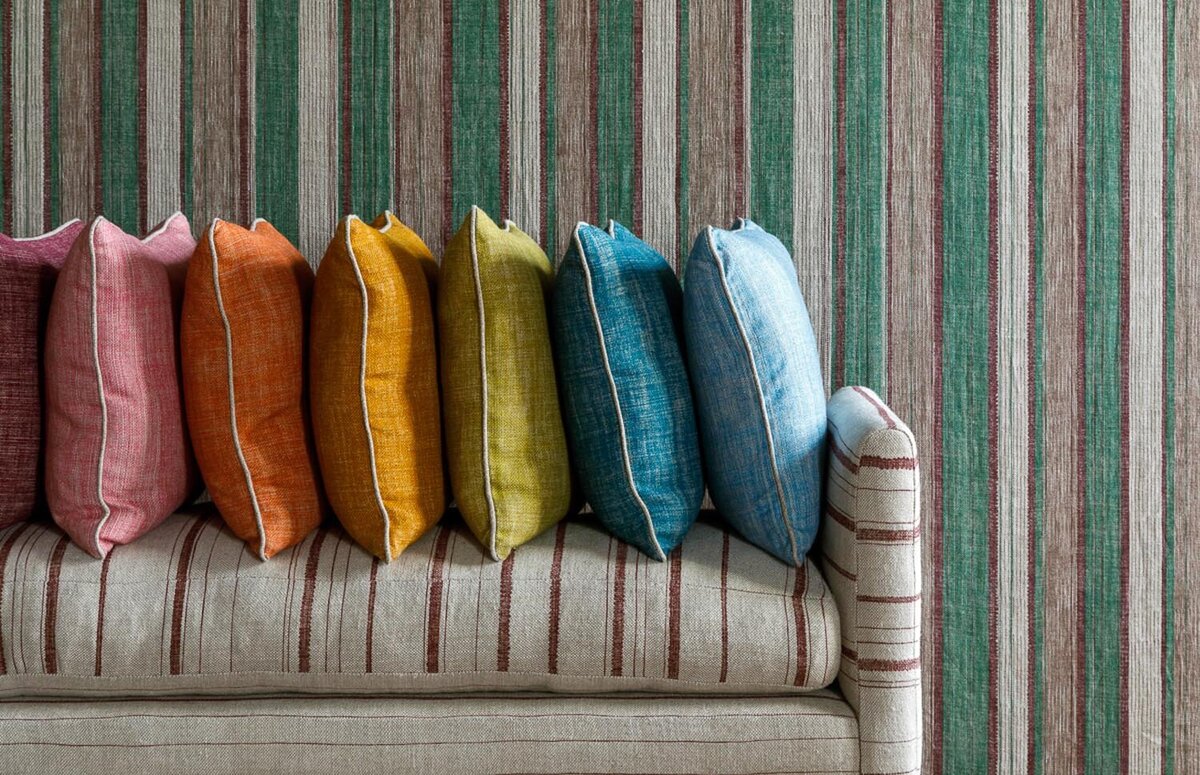 1-FERMOIE-SPRING 25-DAVID SEYFRIED-SALVESON GRAHAM WINDOW SEAT-RED-CARSKIEY SINGLE STRIPE-CARS-036-CUSHION-VARIOUS-LINEN-BACKDROP-CARS-042-FRONT-LIFESTYLE-LOW