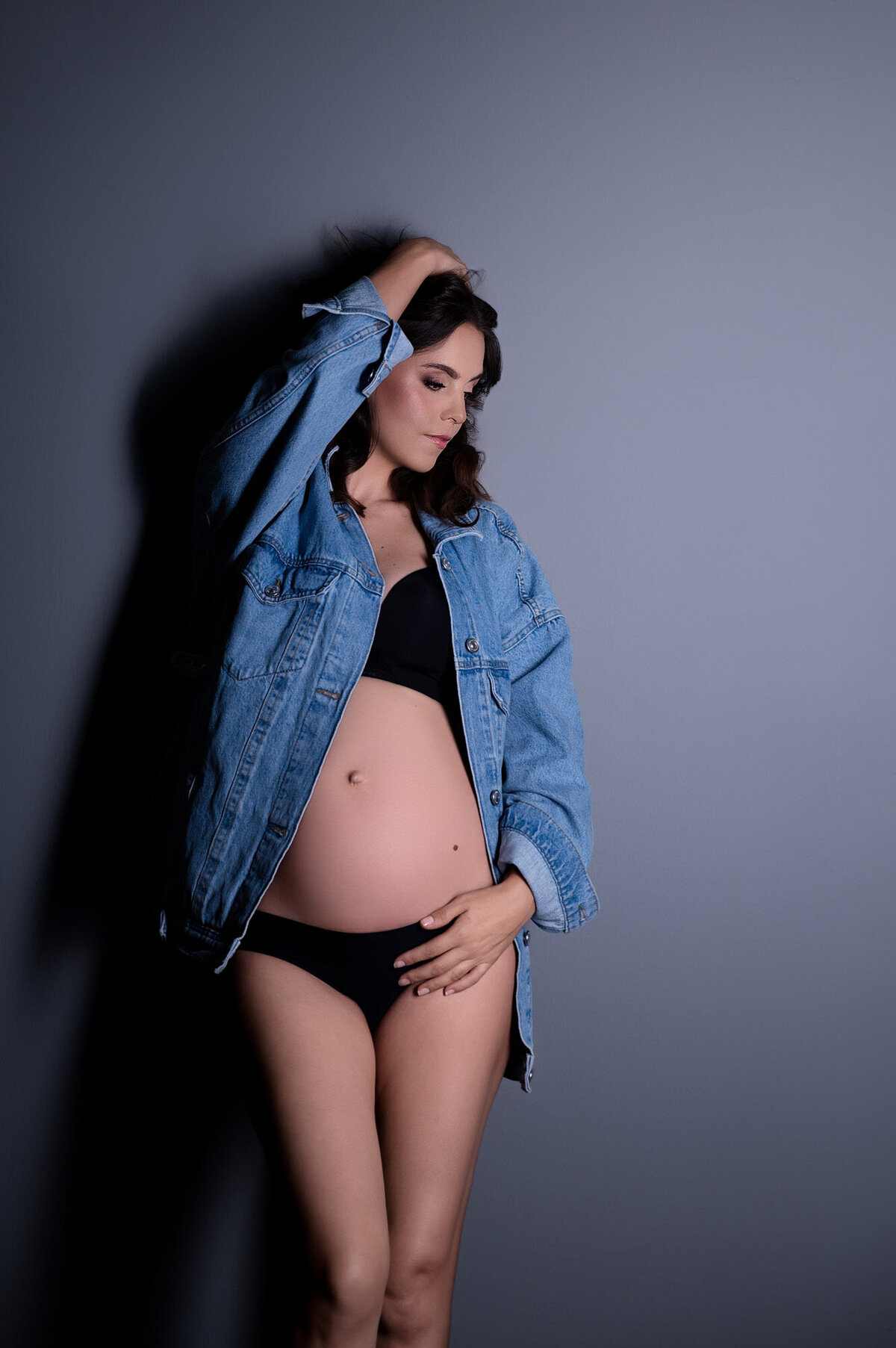 Relaxed maternity portrait with denim outfit – Pretoria maternity photography