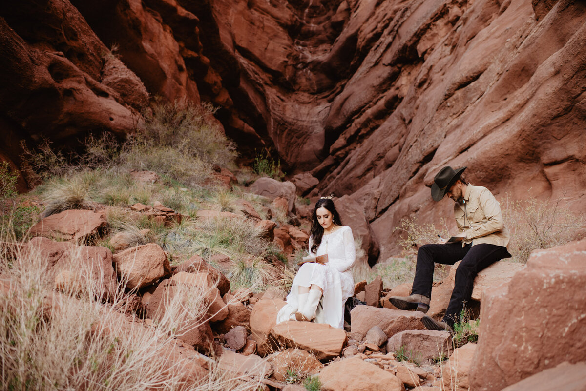 Utah Elopement Photographer captures couple sitting on red rocks