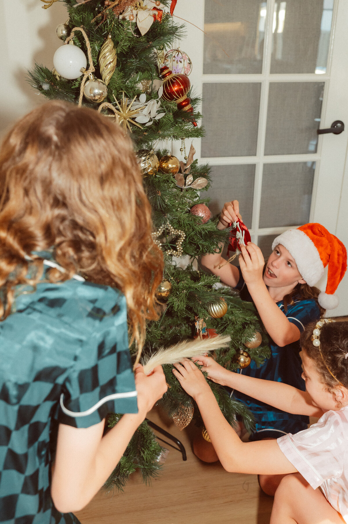 christmas minis 2025 setting up christmas tree in the southwest in busselton 