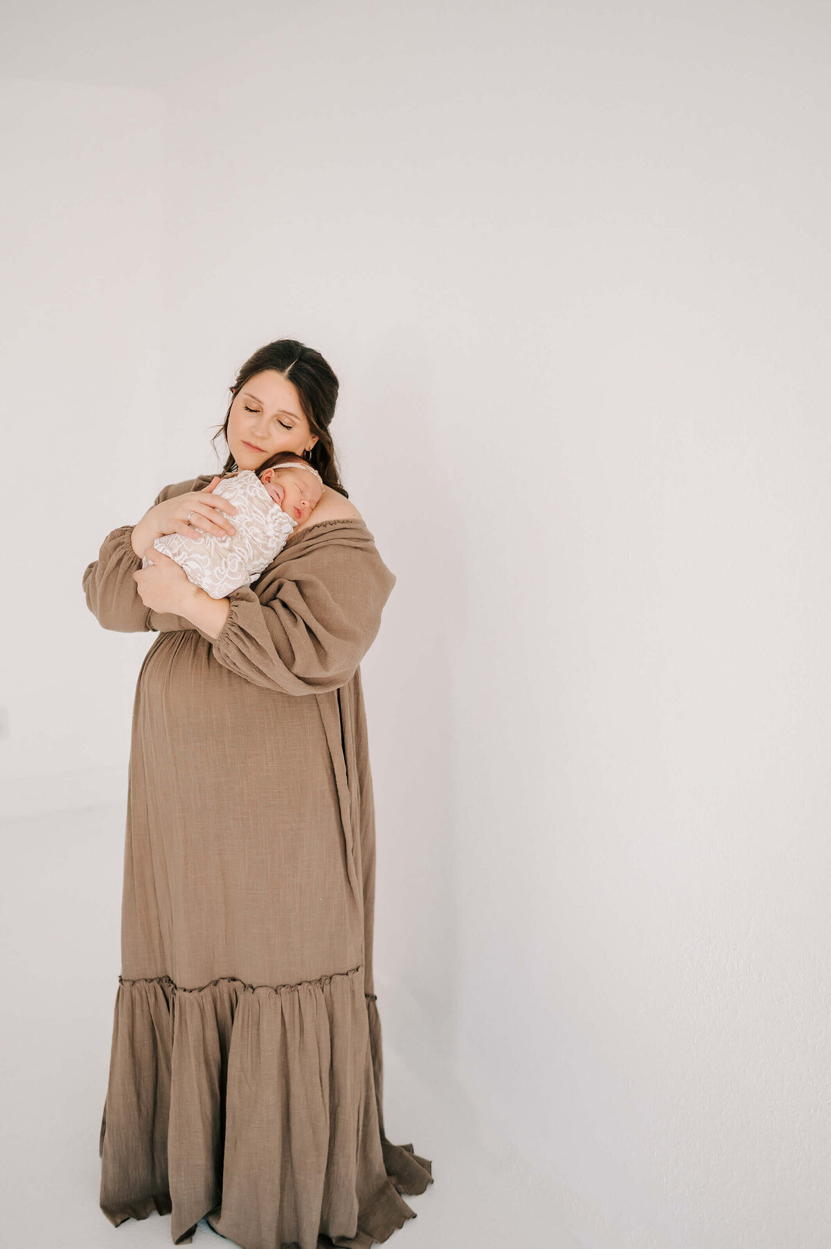 Springfield Mo newborn photgrapher Jessica Kennedy of The XO Photography captures mom standing holding sleeping newborn