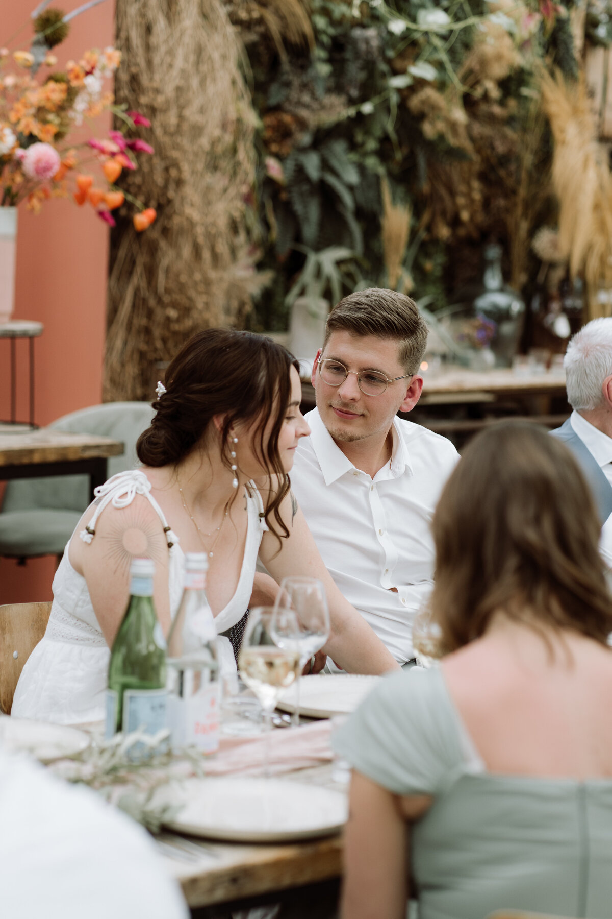 rouwfotograaf legt intieme bruiloft vast bij In de Kas bij Winnsen – diner bruidspaar 