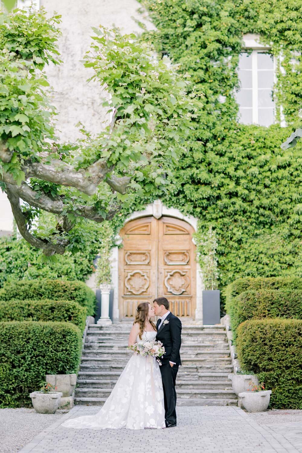 Alexandra & John romantic blush and lavender wedding by the Annecy Lake - Veronique Lorre floral designer - The Komans photography29