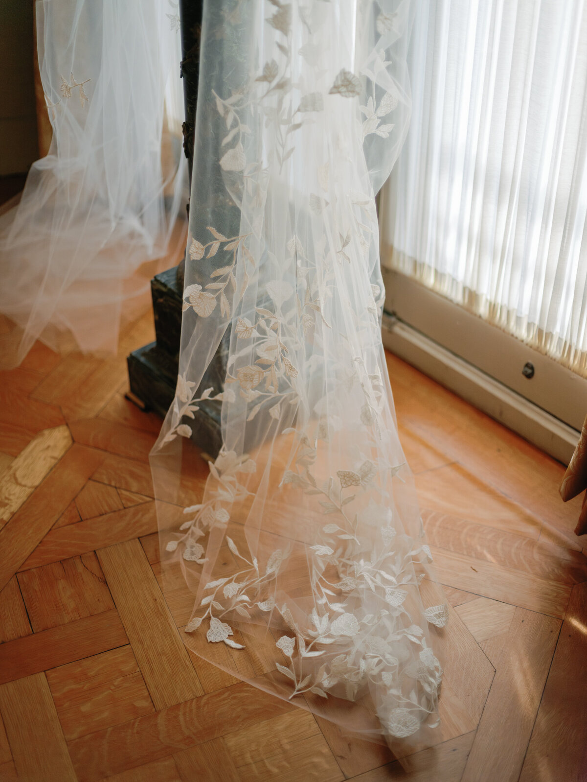 perry-belmont-house-wedding-carolina-herrera-veil