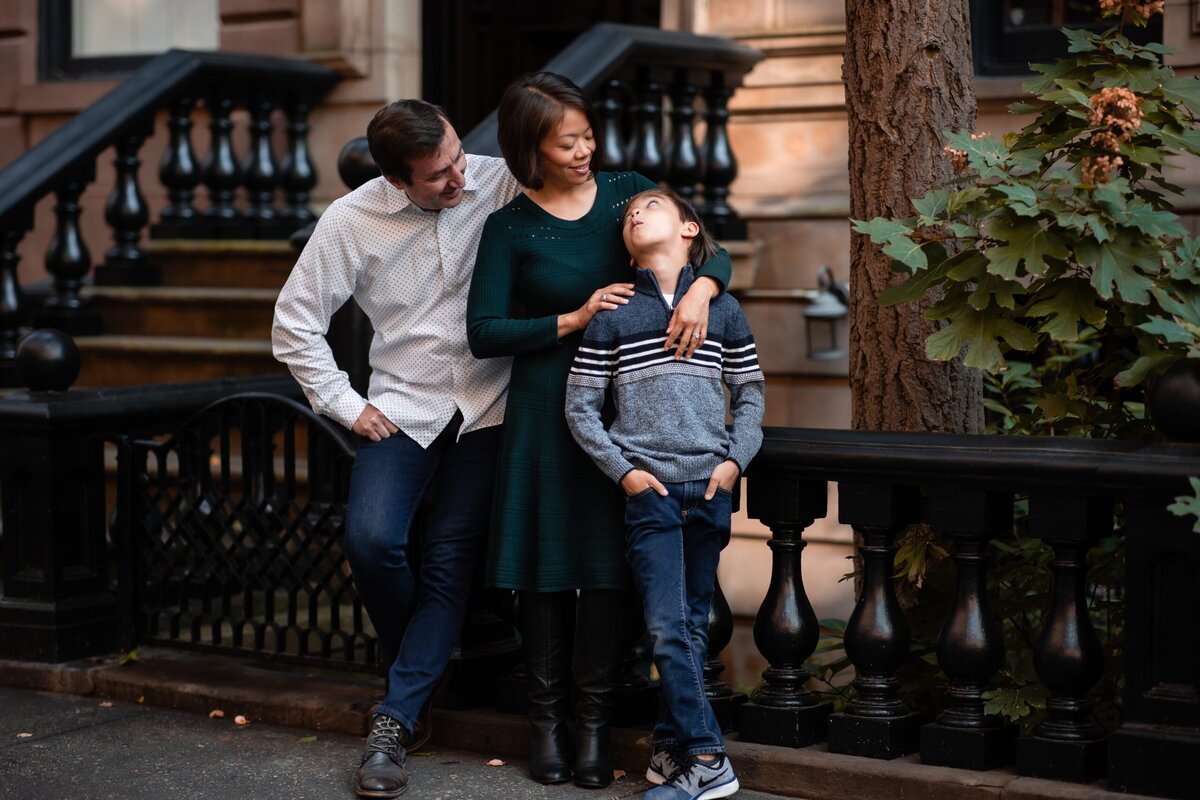 Just a quiet pause on the front steps with the family, wrapped in love and city vibes. The way they look at each other says it all—home is wherever they’re together.