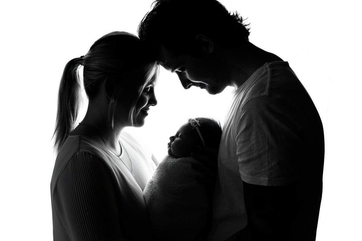 mobile-in-home-newborn-photography-vancouver-fraser-valley_family-mother-father-newborn-girl-backlit