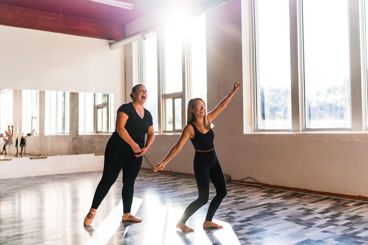 Deux femmes qui dansent et s'amusent dans un studio de danse