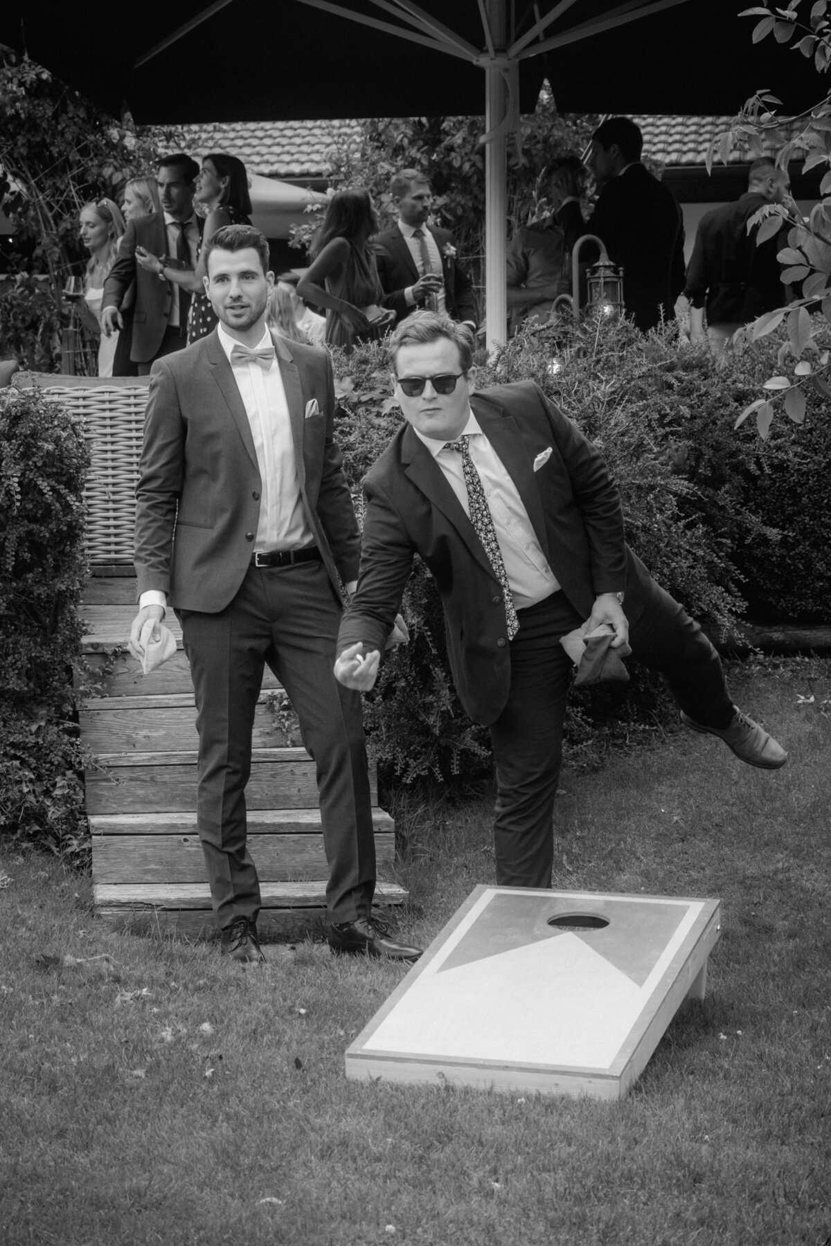 During the reception, some guests play games on the gras.