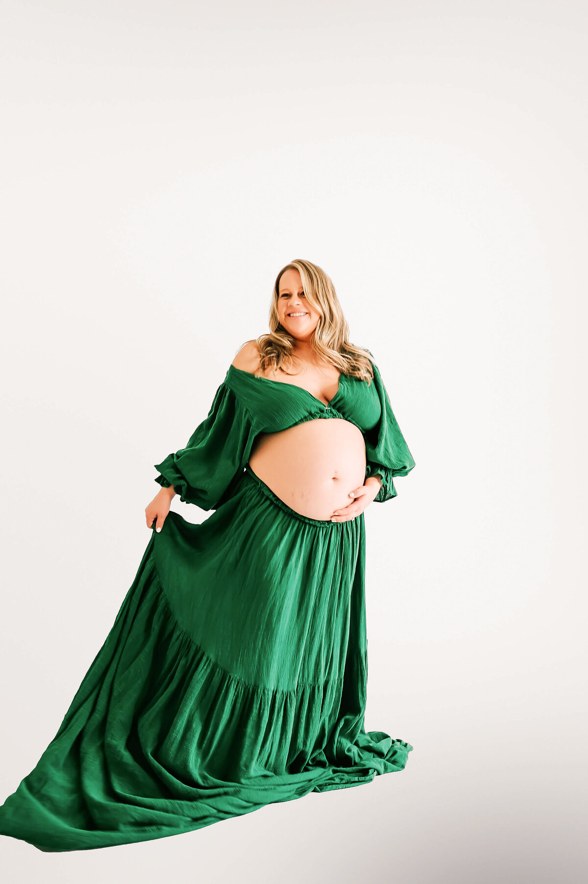 Springfield MO maternity photographer Jessica Kennedy of The XO Photography pregnant mom dancing laughing