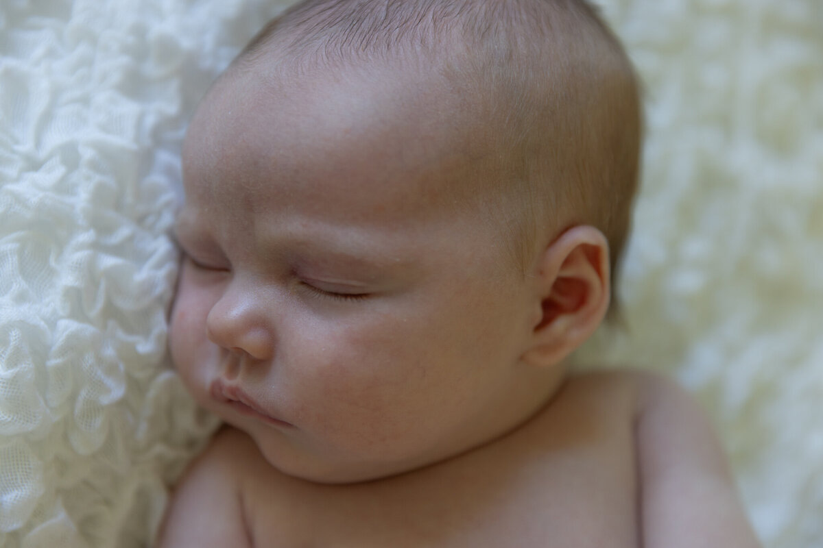 Nyfødt baby fotografert i Bergen