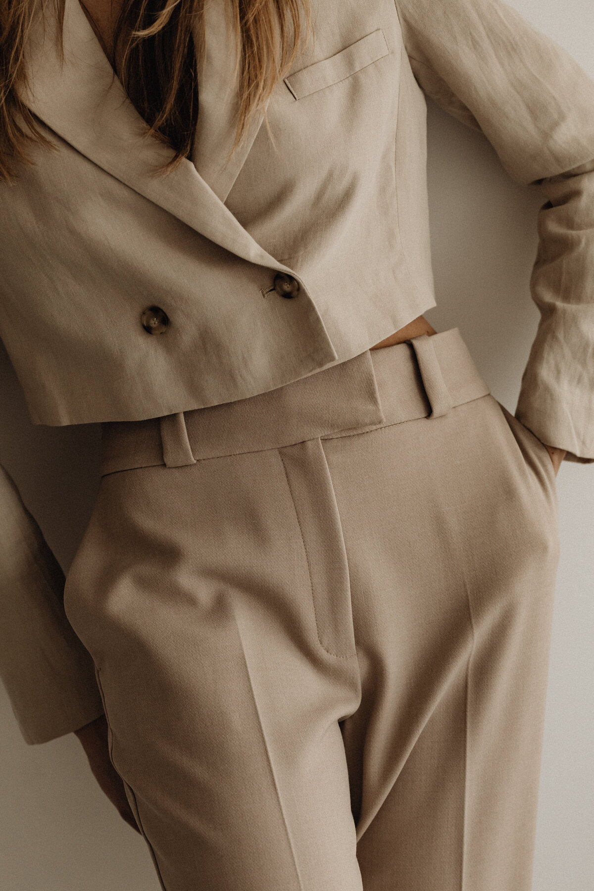 kaboompics_simplistic-sophistication-a-fashion-photoshoot-with-a-stunning-model-in-neutral-minimalist-outfits-30935