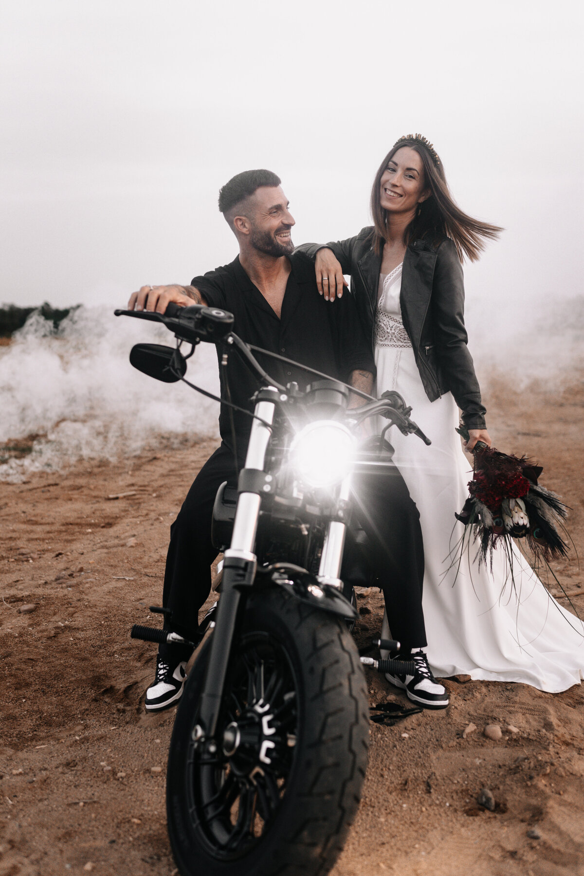 Brautpaar auf einem Motorrad