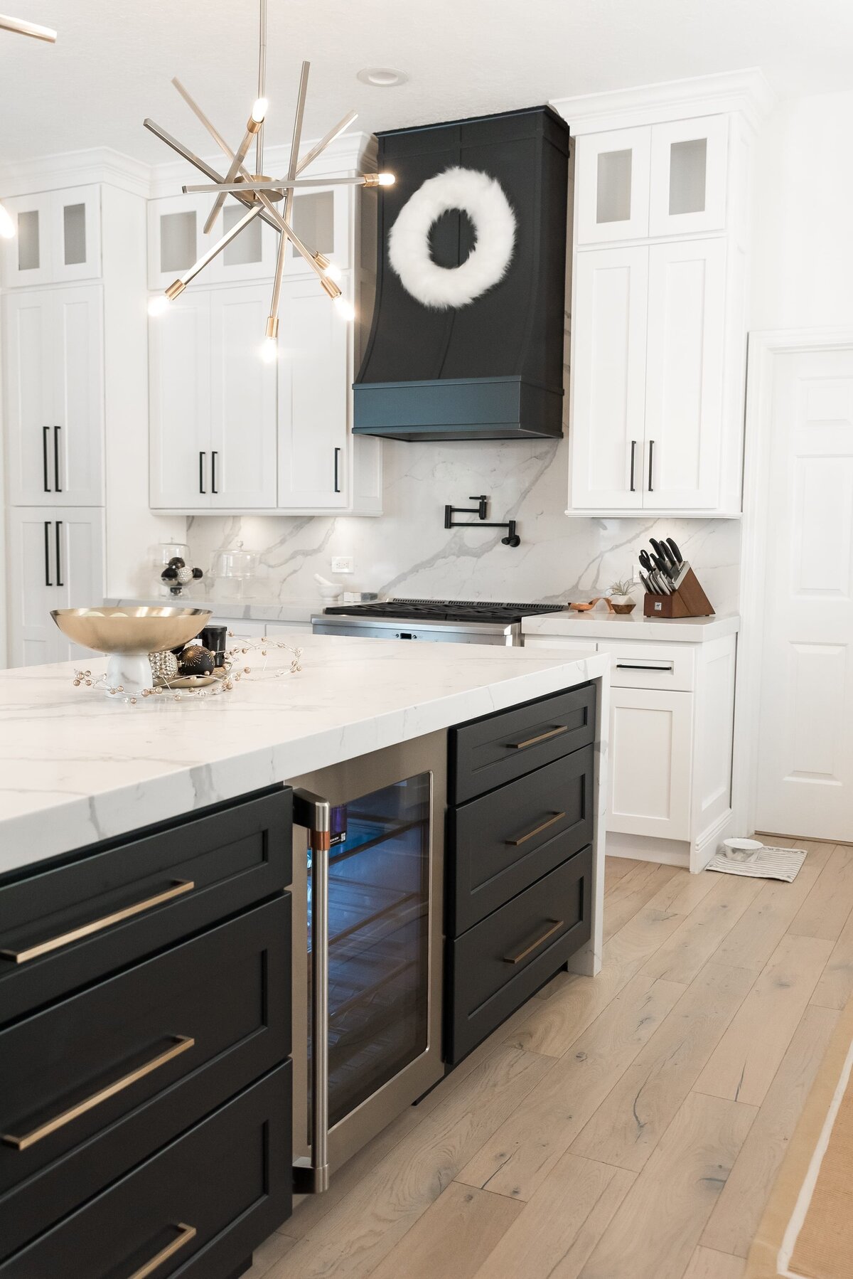 dewine design orlando interior designer modern lakehouse kitchen with black vent hood and black painted lowers