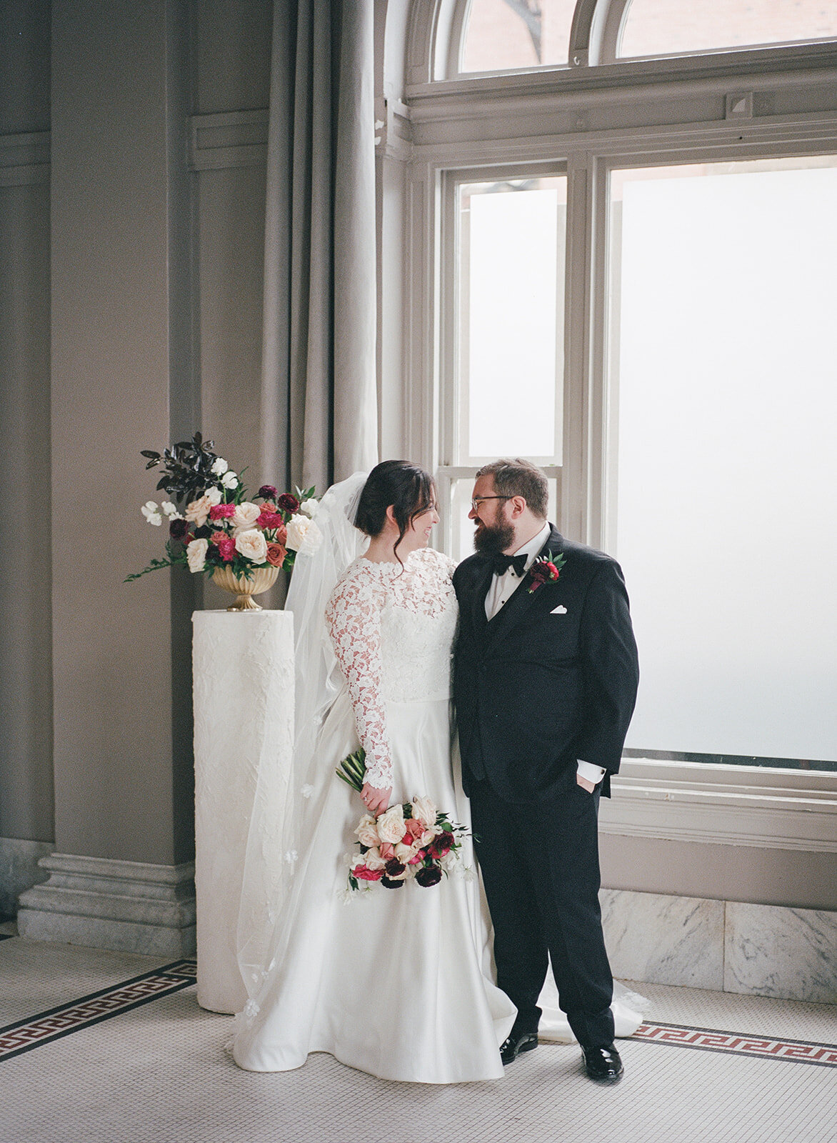 classic-colorful-wedding-flowers-georgian-hall-atlanta-florist-floral-installation_4 (1)