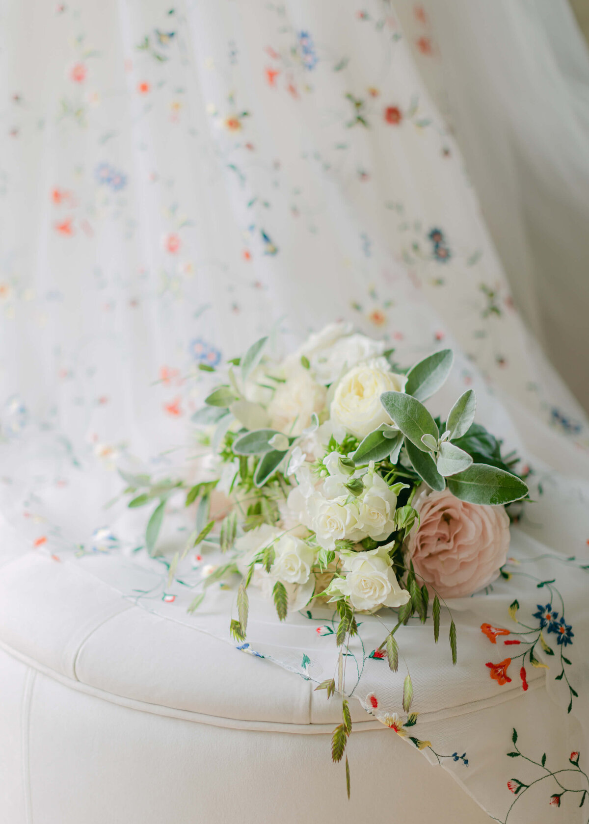 chloe-winstanley-weddings-bridal-bouquet-sassi-holford