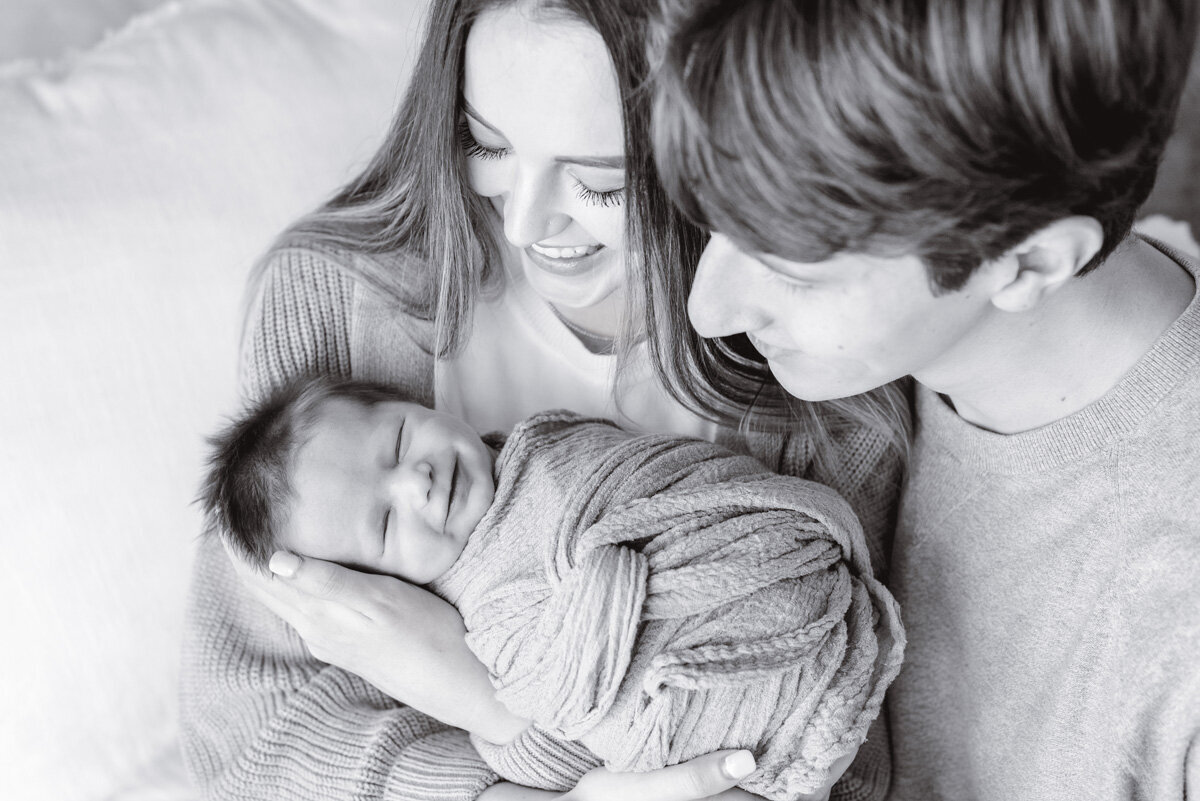 denver-newborn-in-home-young-family-black-white