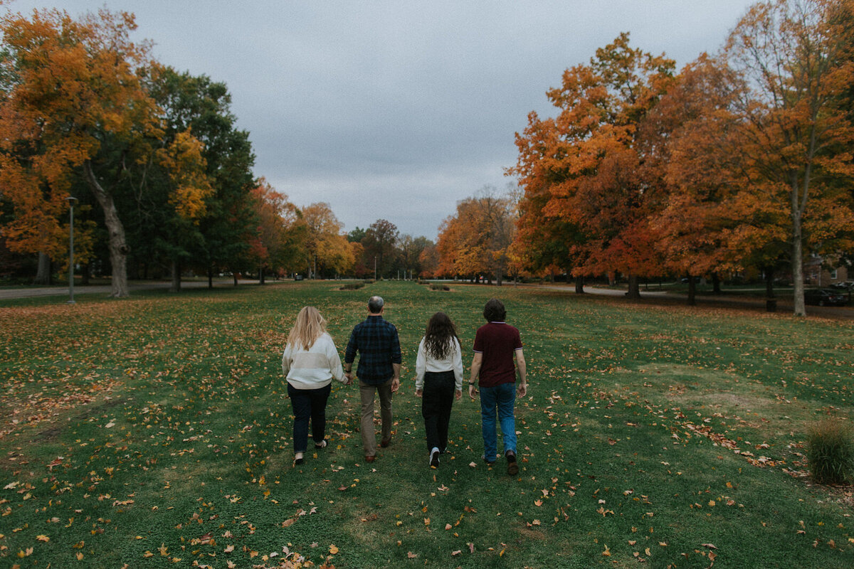 illinois-family-photos-home-dogs-joy-teenagers-34