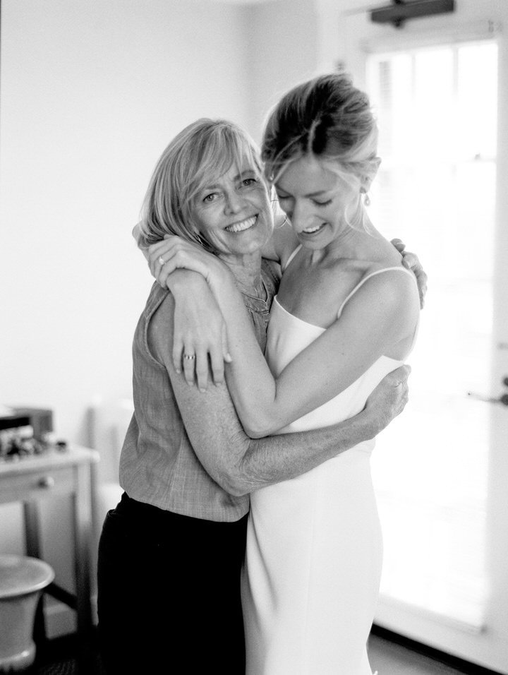 bride hugging her mom