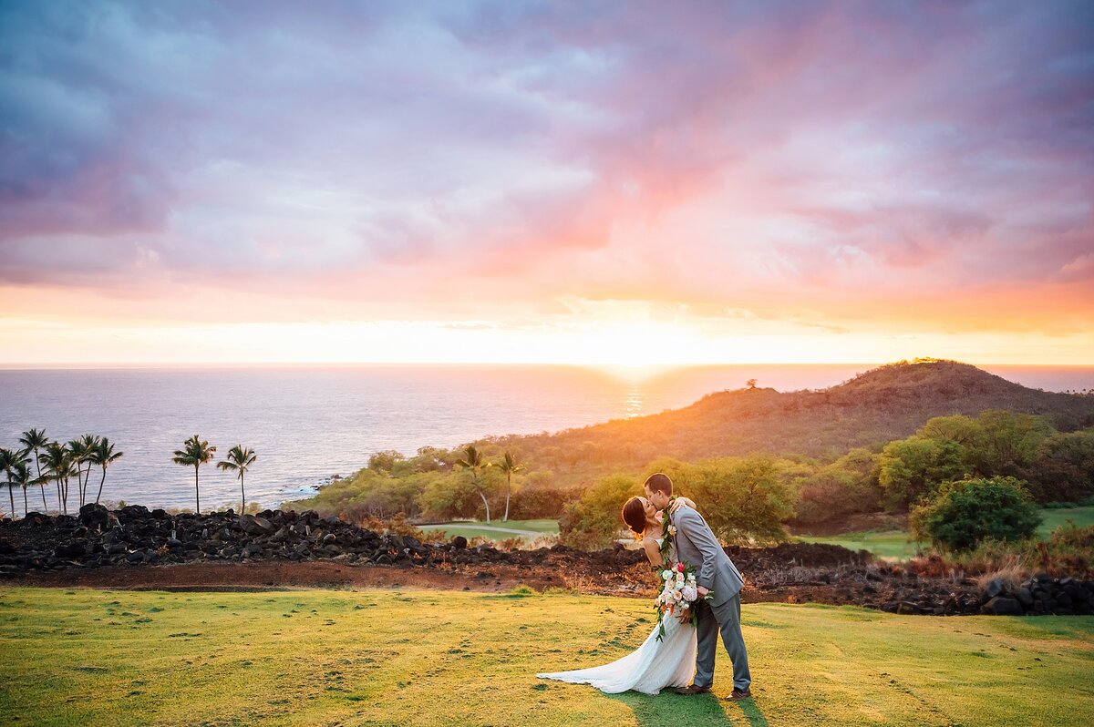wedding couple kissing on the golf course at Hokulia