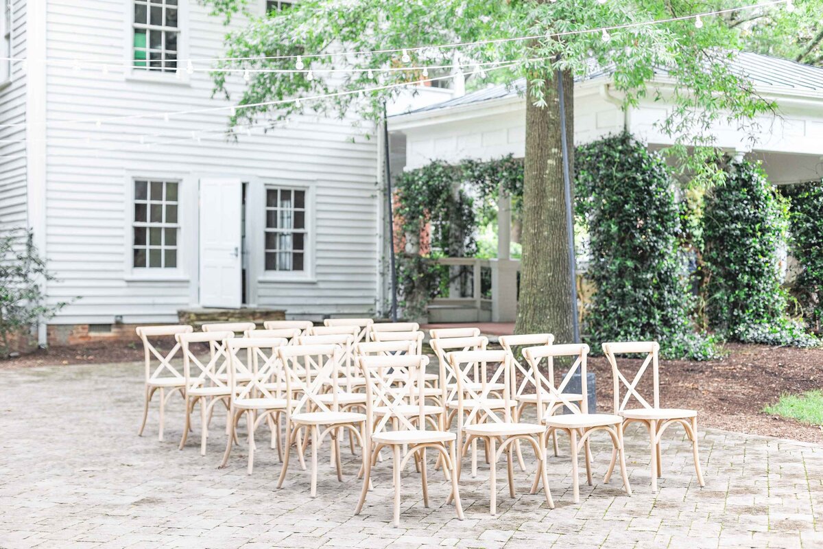 Custom outdoor wedding rentals in Raleigh, expertly detailed by the region’s top event planner to create a memorable and elegant celebration.