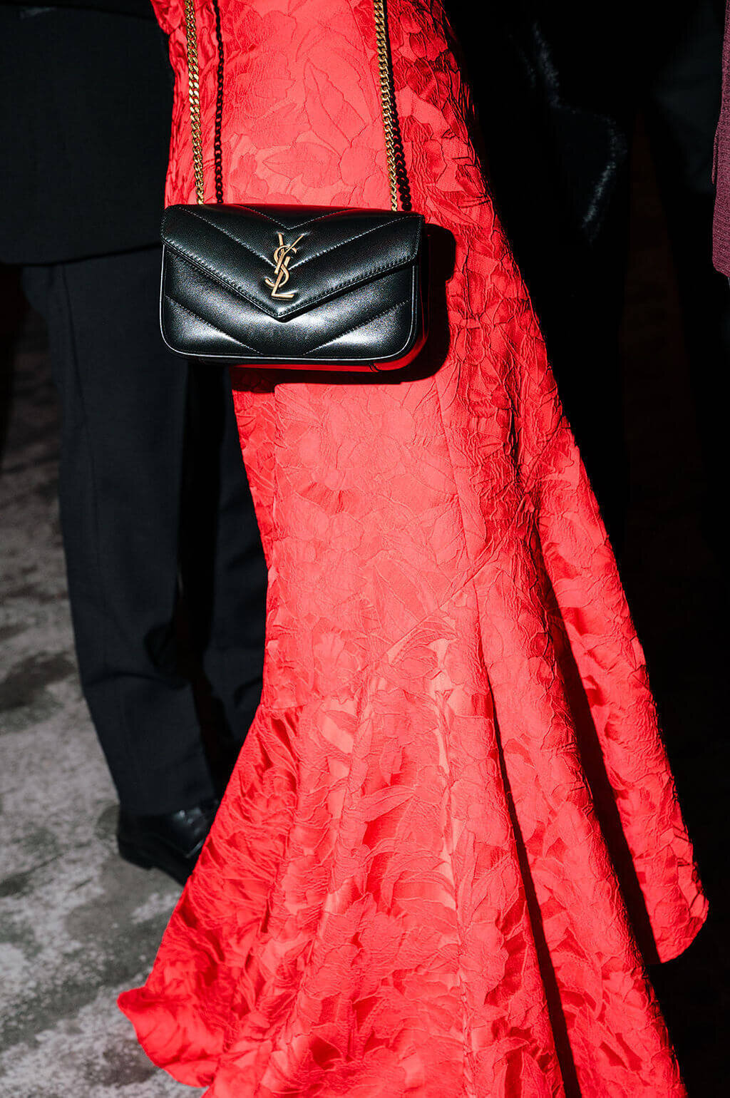 04.monochromatic-red-event-gala-dinner-social-event-modern-vintage-events