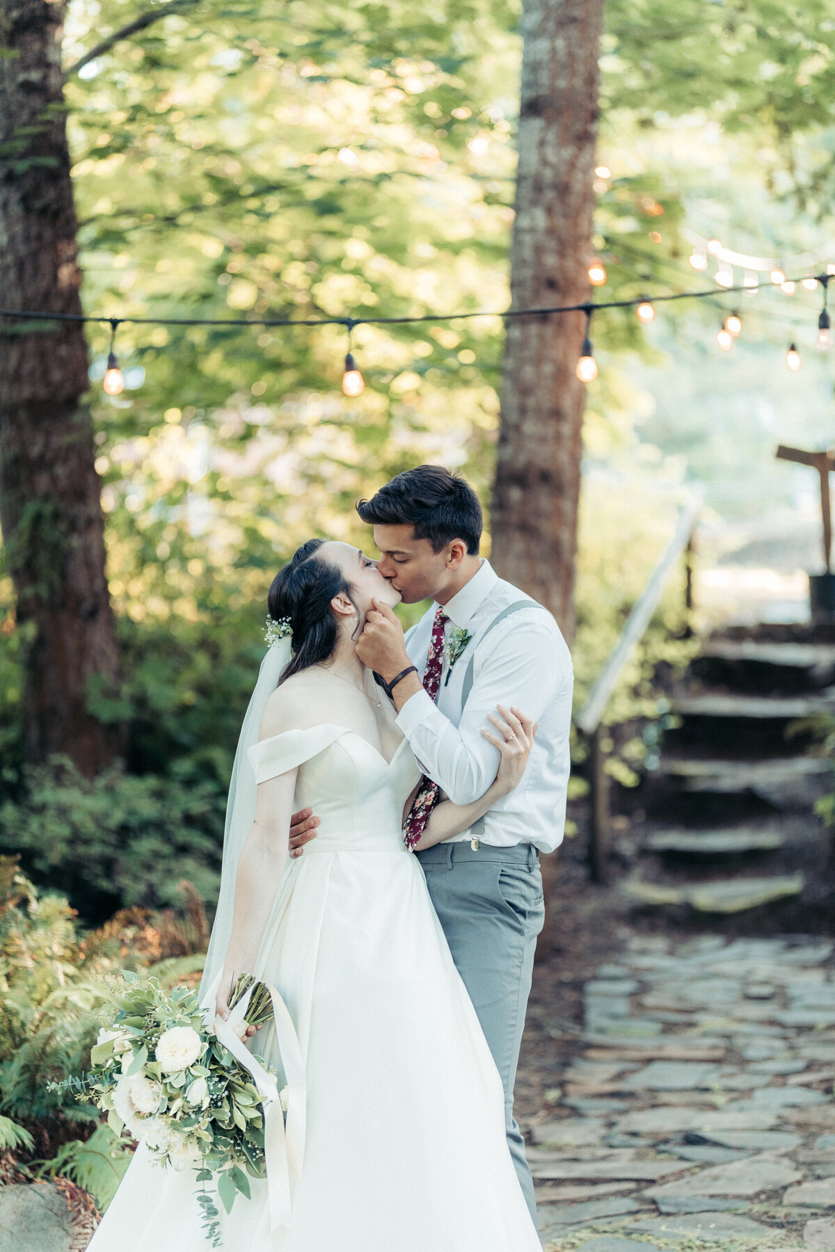 RIVERSIDE WEDDING IN THE OREGON