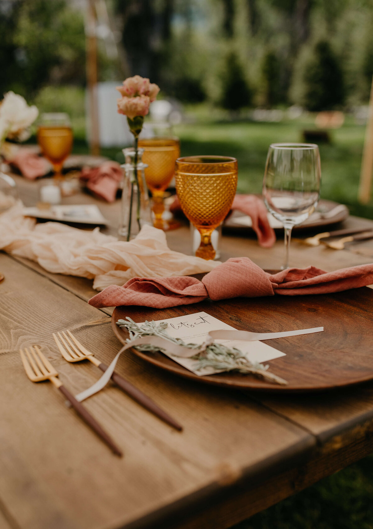 Table-setting-wood-plate-guest-wedding