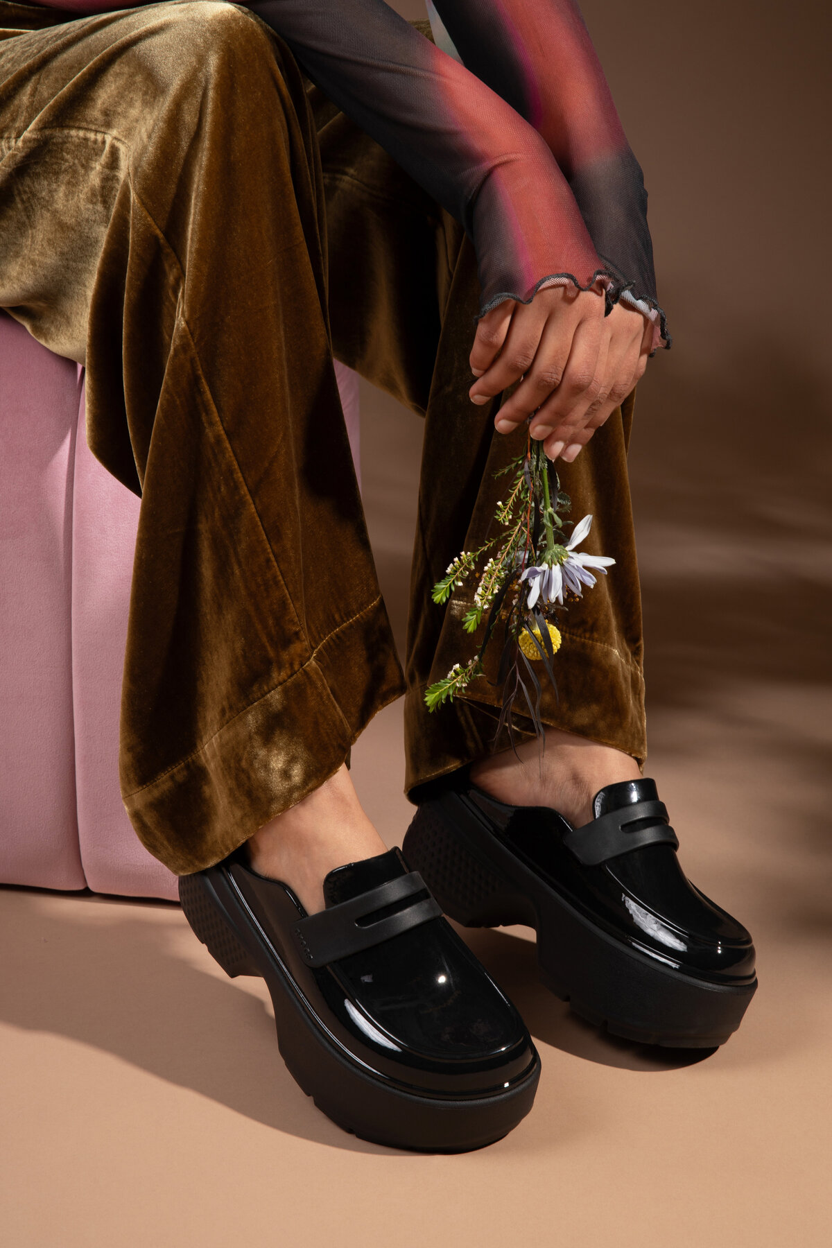 Crocs_r2_S3_2024_Dark-Romance_Knee-Down_210659-001_1490-3pdjc75kn9