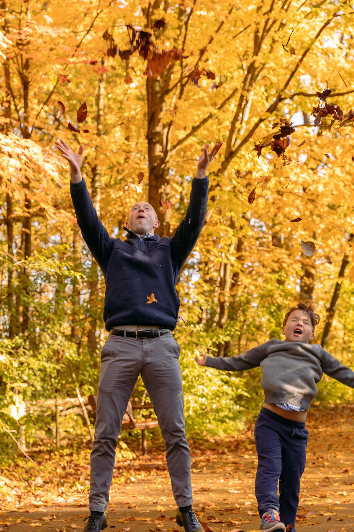 family-fall-leaf-throwing