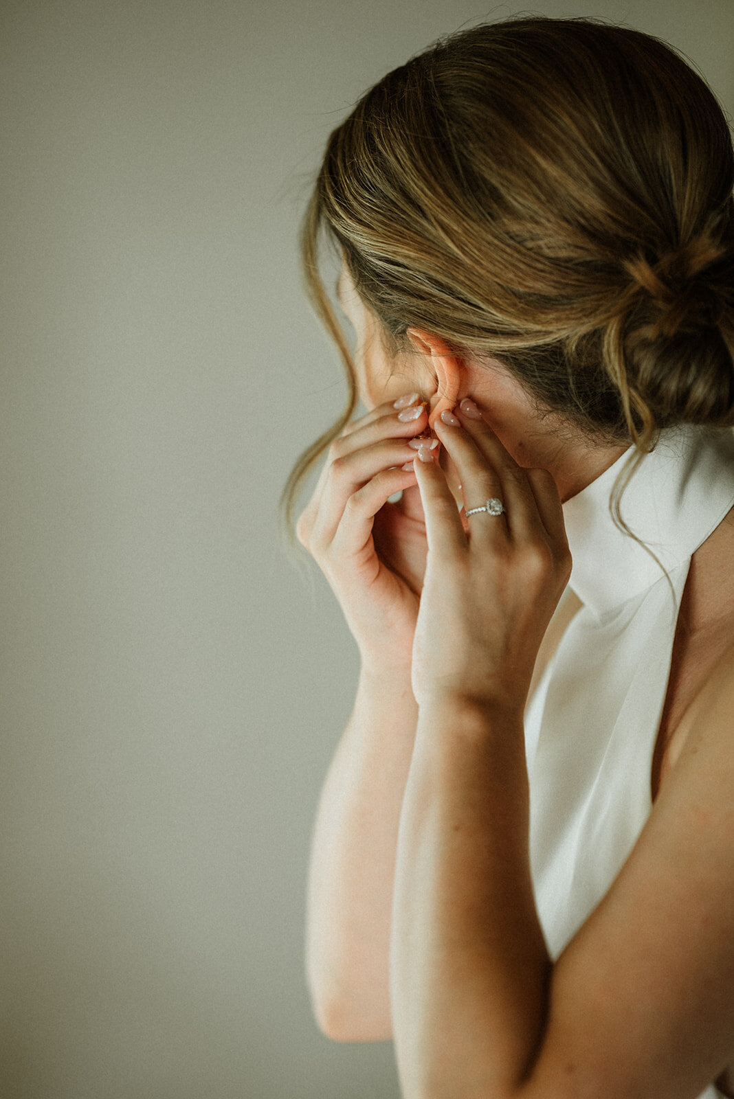 Herentals, salon weddings, moody, authentiek, alternatief trouwen,bruid, 2026, elopent, intiem, spontaan, tijdloos, trouwfotograaf, antwerpen - klaarmaken & first look-140