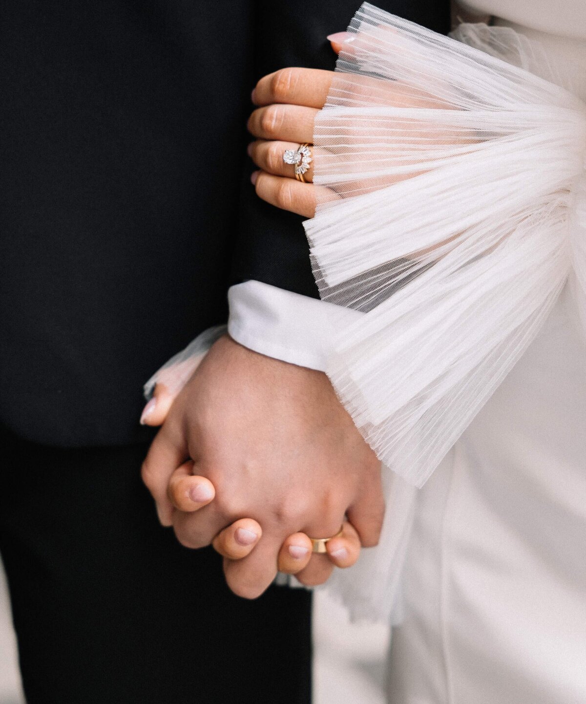 close-up-of-wedding-rings-nika-helgeson-photography