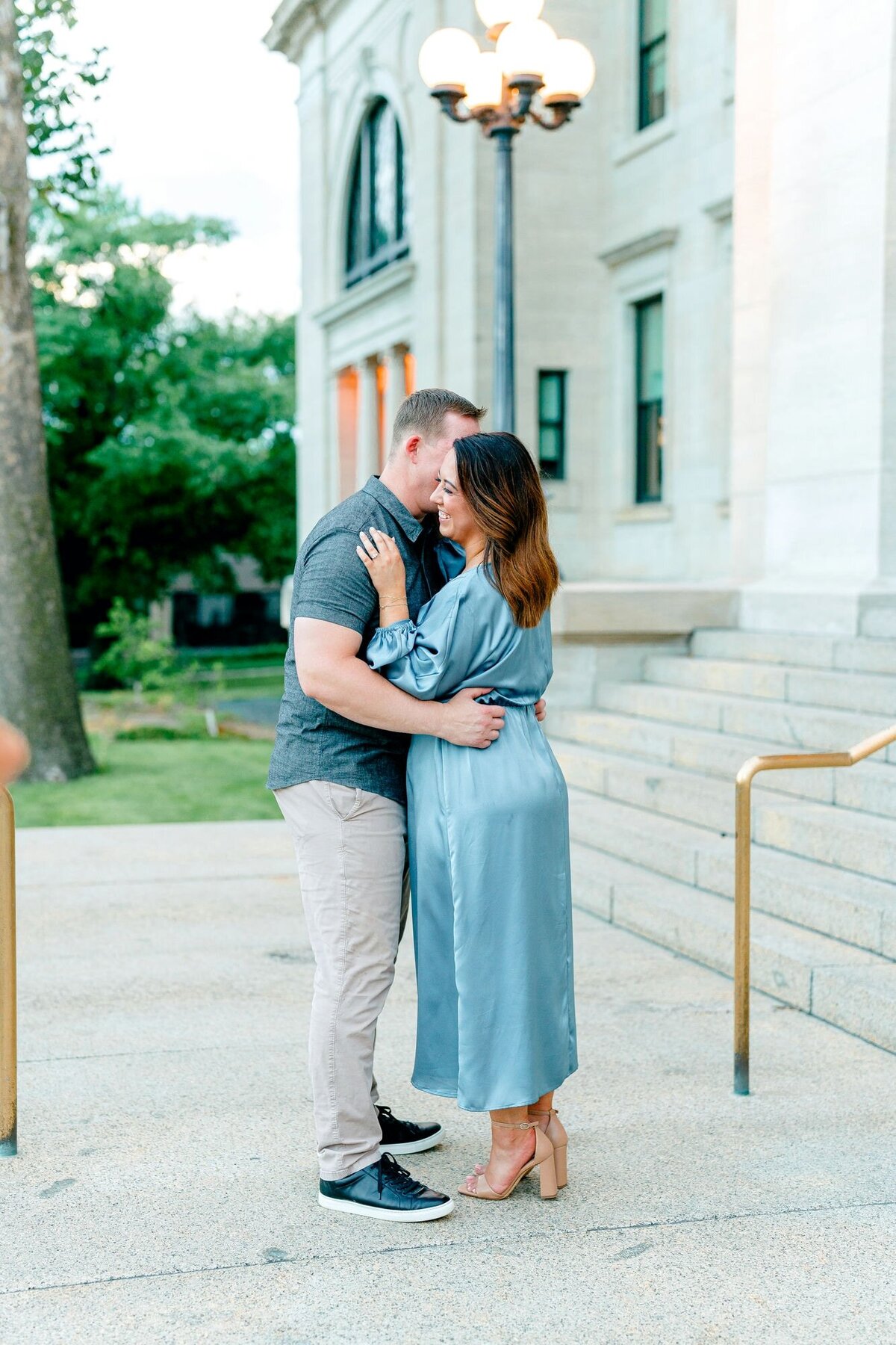 couple-hugging-in-the-city