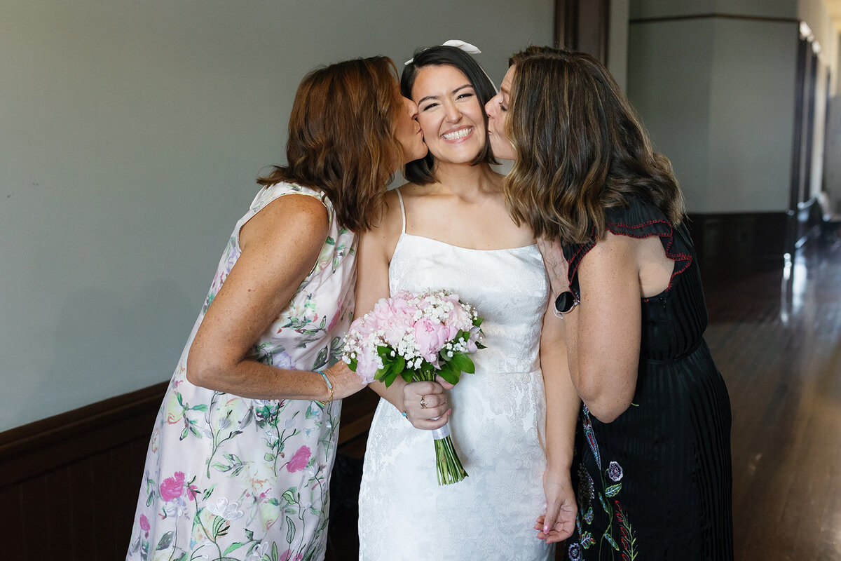 Family photos during an intimate DFW courthouse elopement.