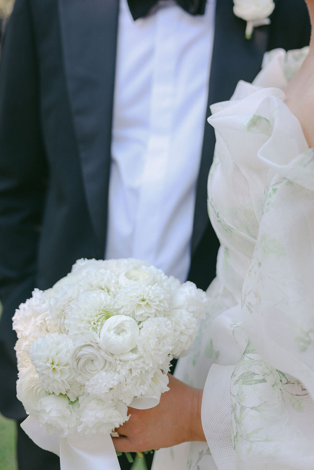 bride-groom-bouquet-white
