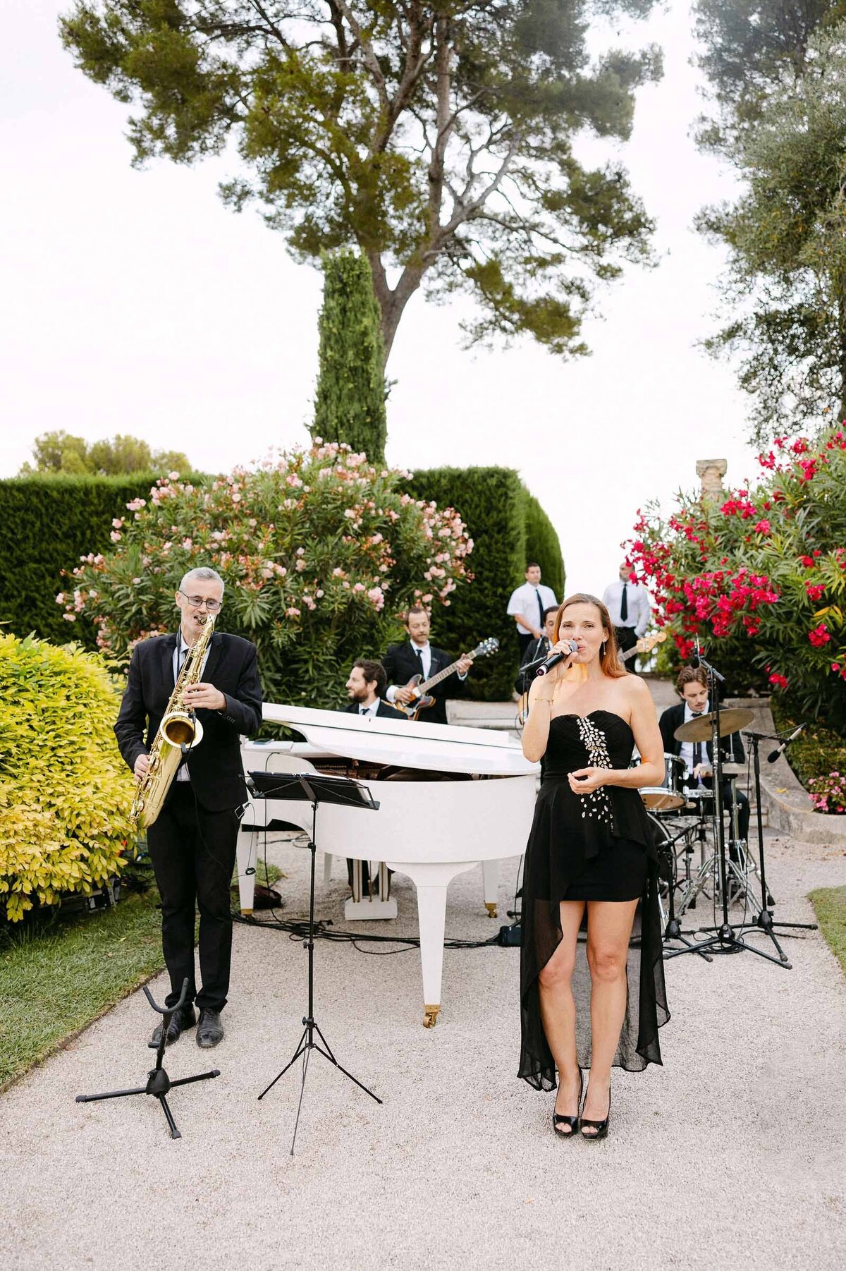 Jazz band entertaining the guests during cocktail.