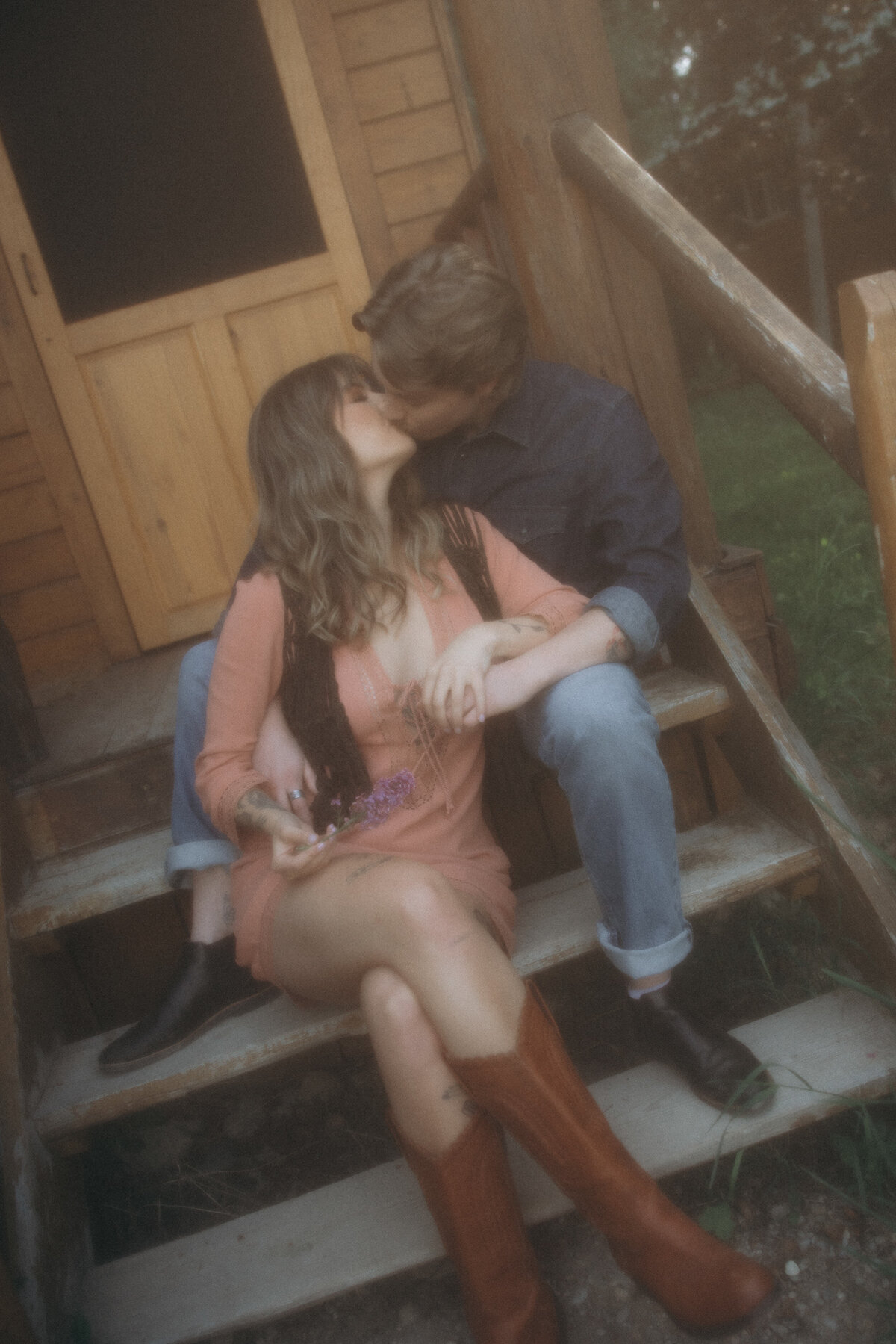 vpc-couples-vintage-cabin-shoot-36
