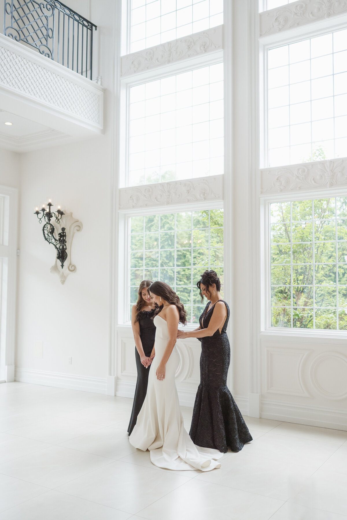 getting ready bride at the estate at florentine gardens nj
