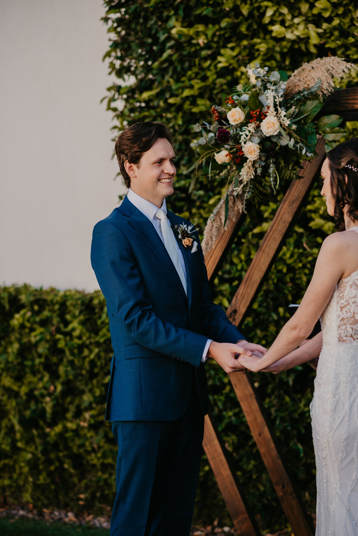mariah-lacy-photo-elope-in-tampa-green-bench-chantilly-chic-planners-6