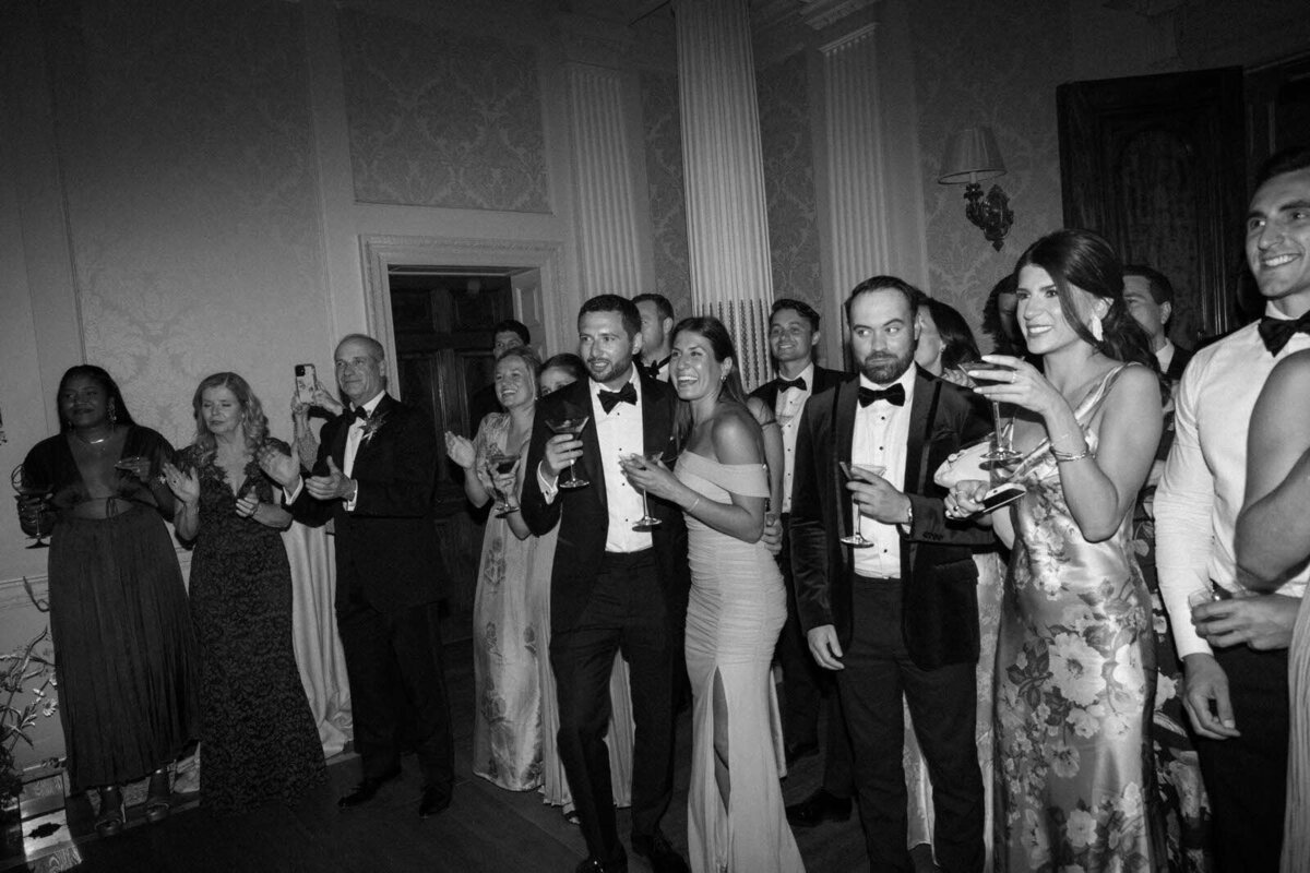 Flora_And_Grace_Analog_35mm_Editorial_Wedding_Photographer (1 von 1)-167
